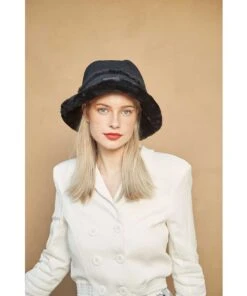 UGG Tina Bucket Hat -UGG Bay 0002 UGGBucketHatModel2